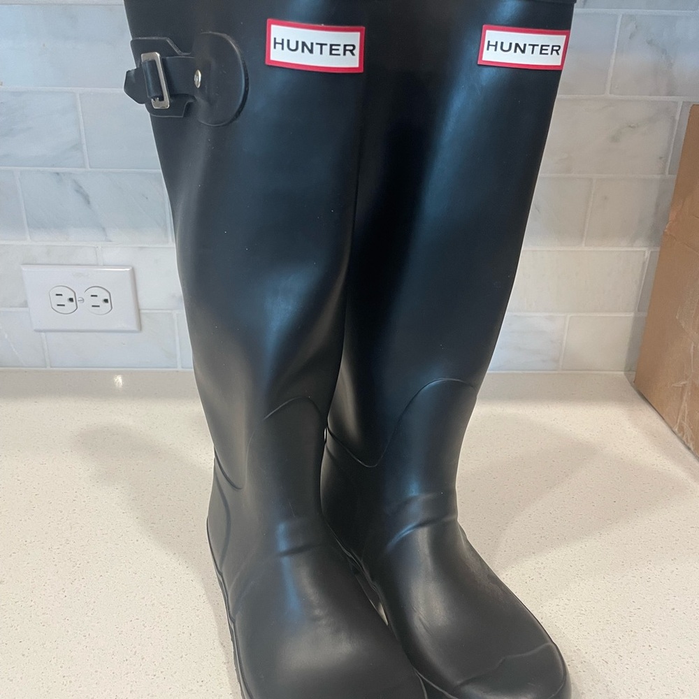 Hunter Tall Black Boots size US 6M/7F.